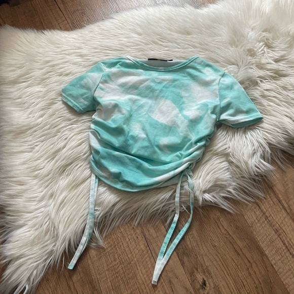 PRETTYLITTLETHING Green And Blue Printed Tie Dye Ruched Crop Top - Picture 2 of 3